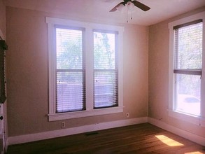 132 Woodland St-Unit -Unit B in Denton, TX - Foto de edificio - Building Photo
