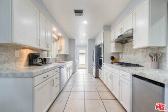 12423 Martha St in Valley Village, CA - Foto de edificio - Building Photo