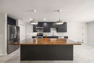 934 Point View Ln in Lakeland, FL - Building Photo - Building Photo