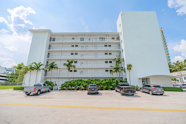 Bahia Beach in Fort Lauderdale, FL - Foto de edificio - Building Photo