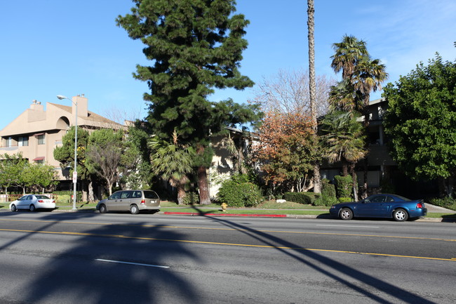 18953 Sherman Way in Reseda, CA - Building Photo - Building Photo