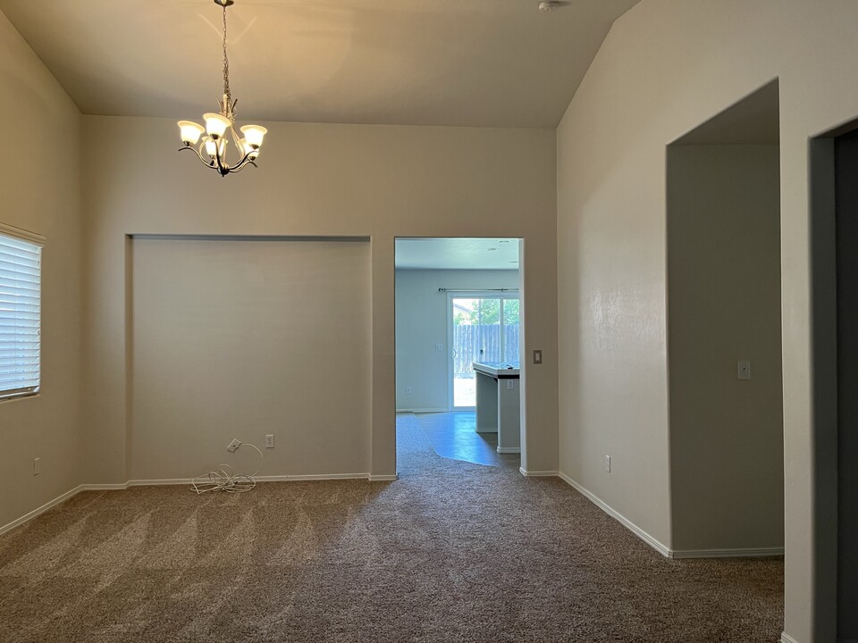 1394 W Bella Oaks Way in Hanford, CA - Building Photo