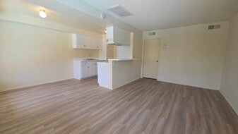 1001 E Stearns Ave, Unit 14 in La Habra, CA - Building Photo