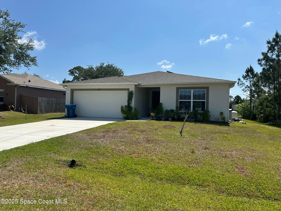 3227 Torrence Ave SE in Palm Bay, FL - Building Photo