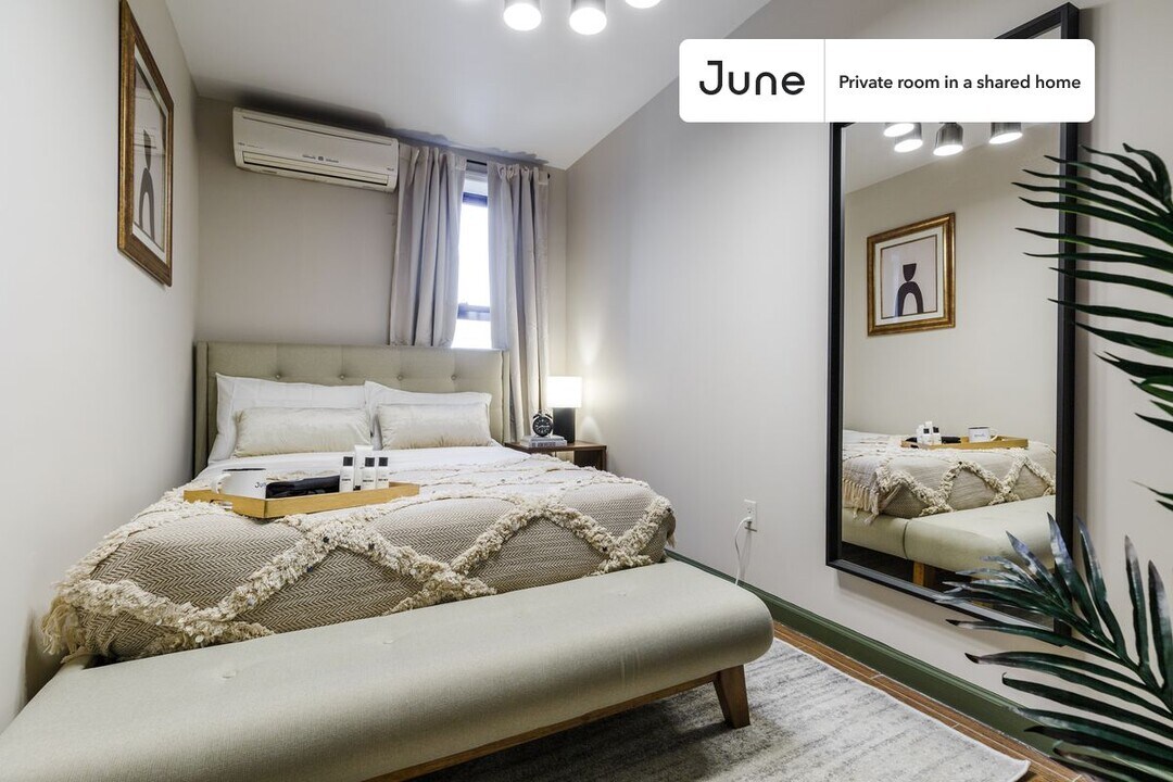 Private bedroom in 3 bed/1 bath Home in New York, NY - Building Photo