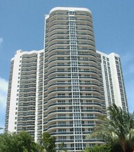 L'Hermitage Condominiums in Fort Lauderdale, FL - Building Photo - Building Photo