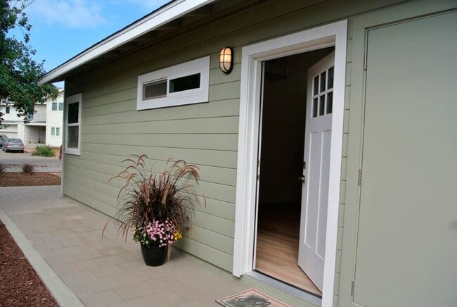 property at 2402 Buena Vista Cir