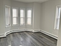 15 Ellsworth St, Unit #1 in Somerville, MA - Foto de edificio - Building Photo