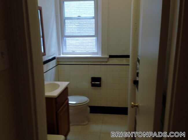1810 Commonwealth Ave in Boston, MA - Building Photo - Building Photo