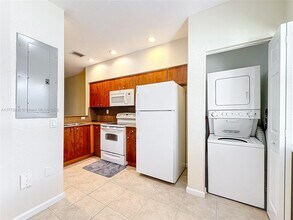 8385 SW 25th Ct in Miramar, FL - Foto de edificio - Building Photo