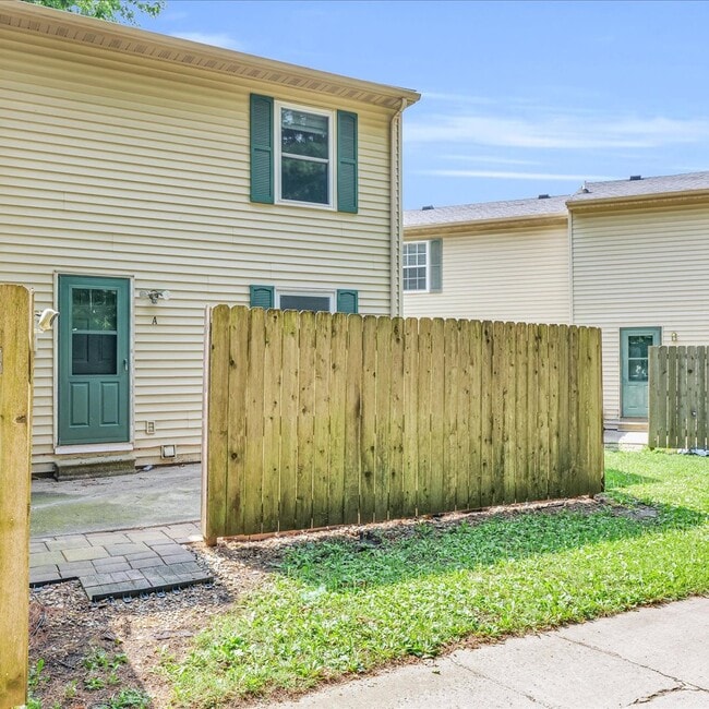 610A English Creek Ct in Champaign, IL - Building Photo - Building Photo