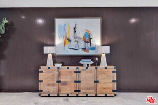 802 N Crescent Dr in Beverly Hills, CA - Building Photo