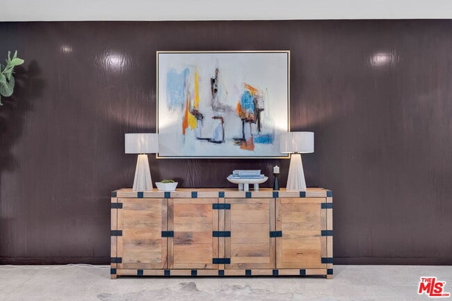 property at 802 N Crescent Dr