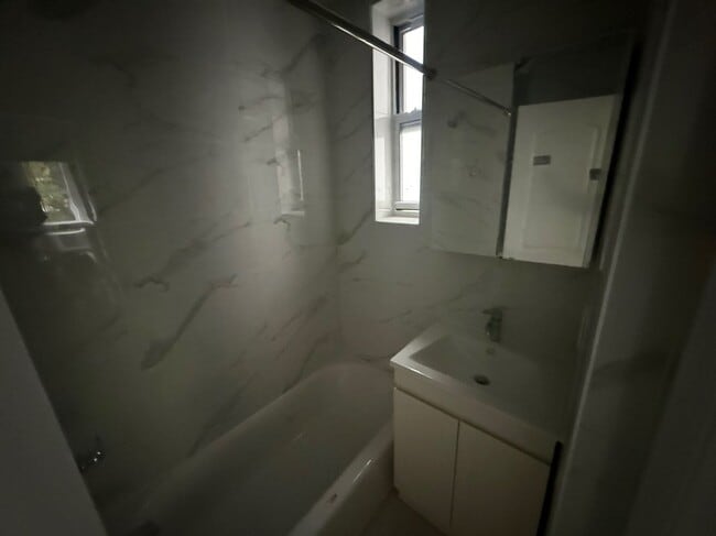 25-45 44th Street, 2F in Queens, NY - Building Photo - Building Photo