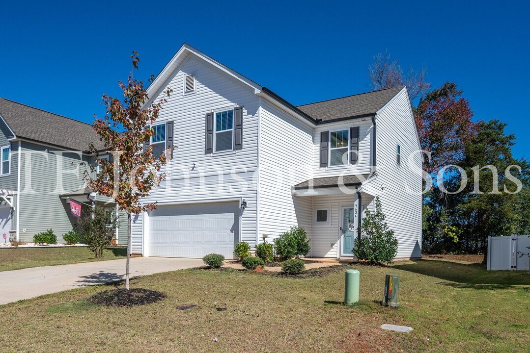 5624 Baverhof Dr in Greensboro, NC - Building Photo