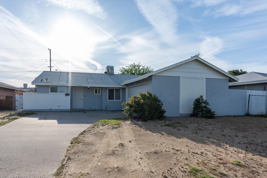 45462 E 3rd St in Lancaster, CA - Building Photo