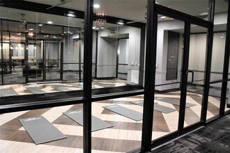2001 Westheimer Rd in Houston, TX - Building Photo - Building Photo