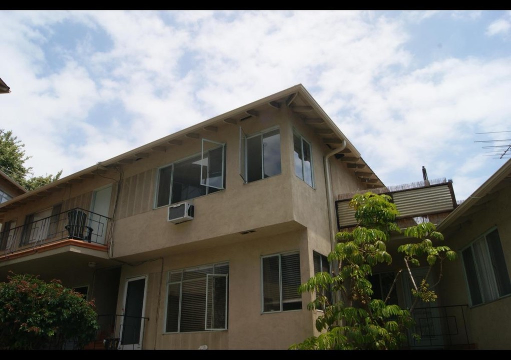 15757 W Sunset Blvd in Pacific Palisades, CA - Building Photo