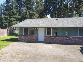 11101 124th St E in Puyallup, WA - Building Photo