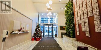 111 Elizabeth St in Toronto, ON - Building Photo