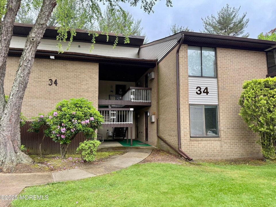 34 Meadow Green Cir in Englishtown, NJ - Building Photo