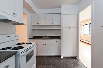 5745 De La Côte-Saint-Luc Ch in Hampstead, QC - Building Photo - Building Photo