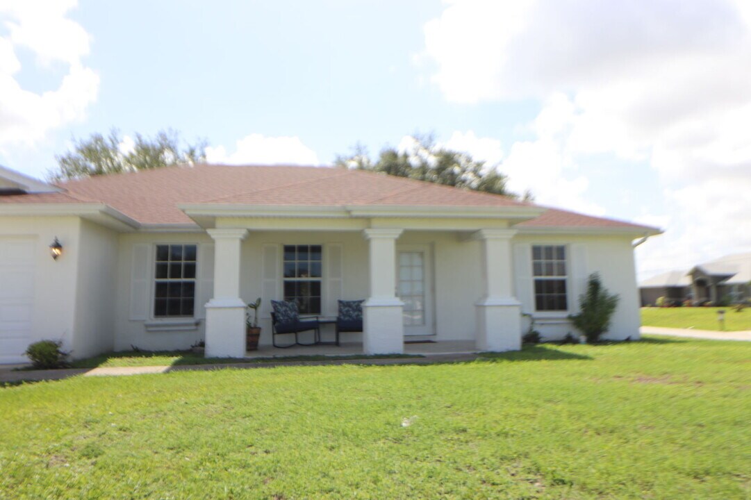 2419 NW 20th Pl in Cape Coral, FL - Building Photo