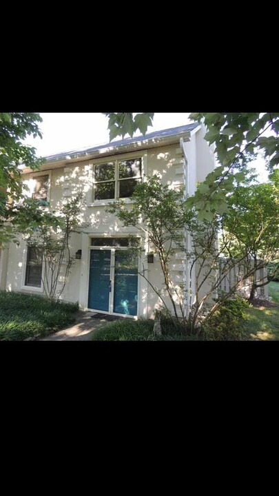 8600 Old Carriage Ct in Knoxville, TN - Building Photo