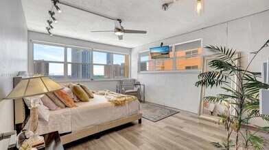 111 Golden Isles Dr, Unit G2 in Hallandale Beach, FL - Foto de edificio - Building Photo