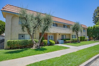 Jordan Apartments in Canoga Park, CA - Foto de edificio - Building Photo