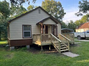 521 County Road 192 in Liverpool, TX - Building Photo - Building Photo
