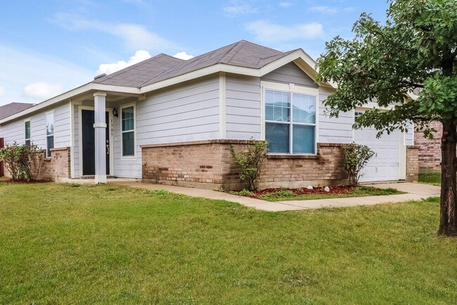 property at 1303 Macaw Ct