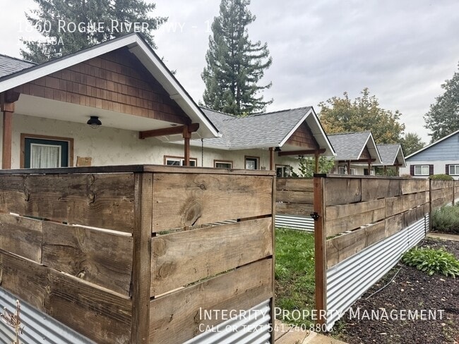 1860 Rogue River Hwy in Grants Pass, OR - Building Photo - Building Photo