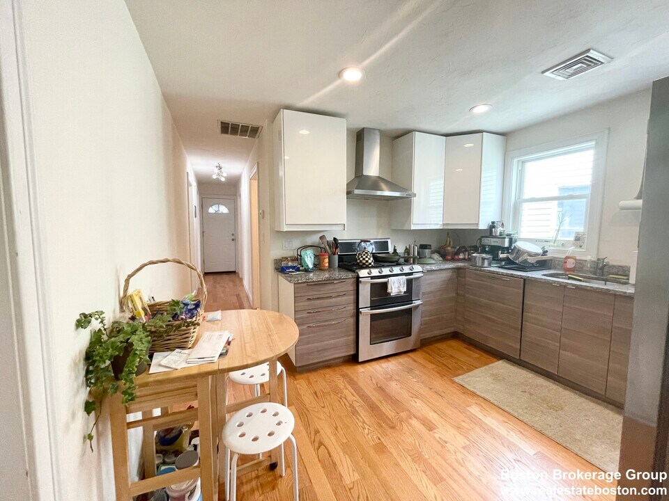 7 Sudan St, Unit 3 in Boston, MA - Foto de edificio