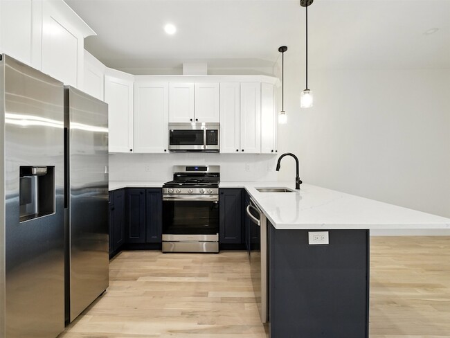633 Newark Ave, Unit 201 in Jersey City, NJ - Building Photo - Building Photo