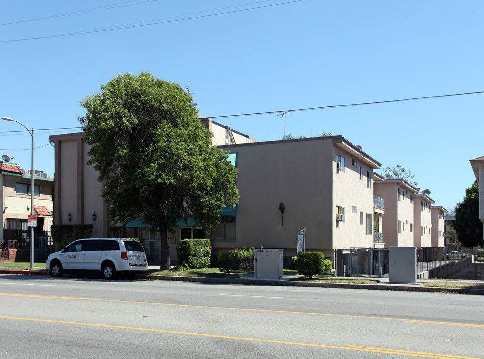 Victoria Apartments in Canoga Park, CA - Building Photo