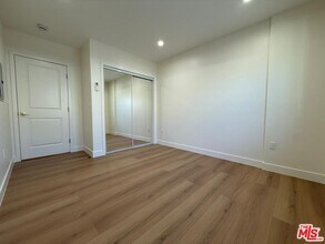 19055 Gledhill St in Los Angeles, CA - Building Photo - Building Photo