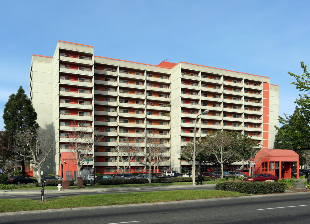 Flower Park Plaza Apartments in Santa Ana, CA - Foto de edificio