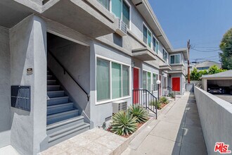 11749 Riverside Dr in Los Angeles, CA - Building Photo - Building Photo