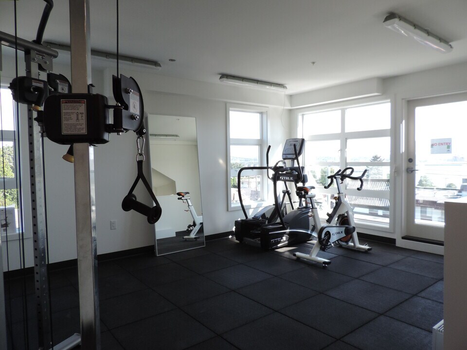 366 E 3rd St in North Vancouver, BC - Building Photo