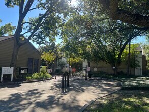 10047 Westpark Dr in Houston, TX - Foto de edificio - Building Photo