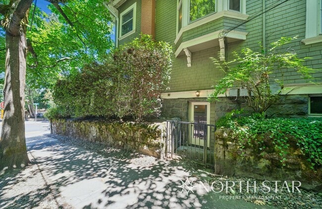 2386 NW Glisan St in Portland, OR - Building Photo - Building Photo