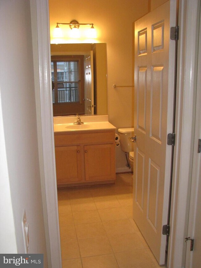 3820 Lightfoot St-Unit -316 in Chantilly, VA - Foto de edificio - Building Photo