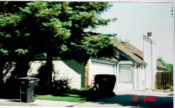 2001 Floyd Ave in Modesto, CA - Foto de edificio