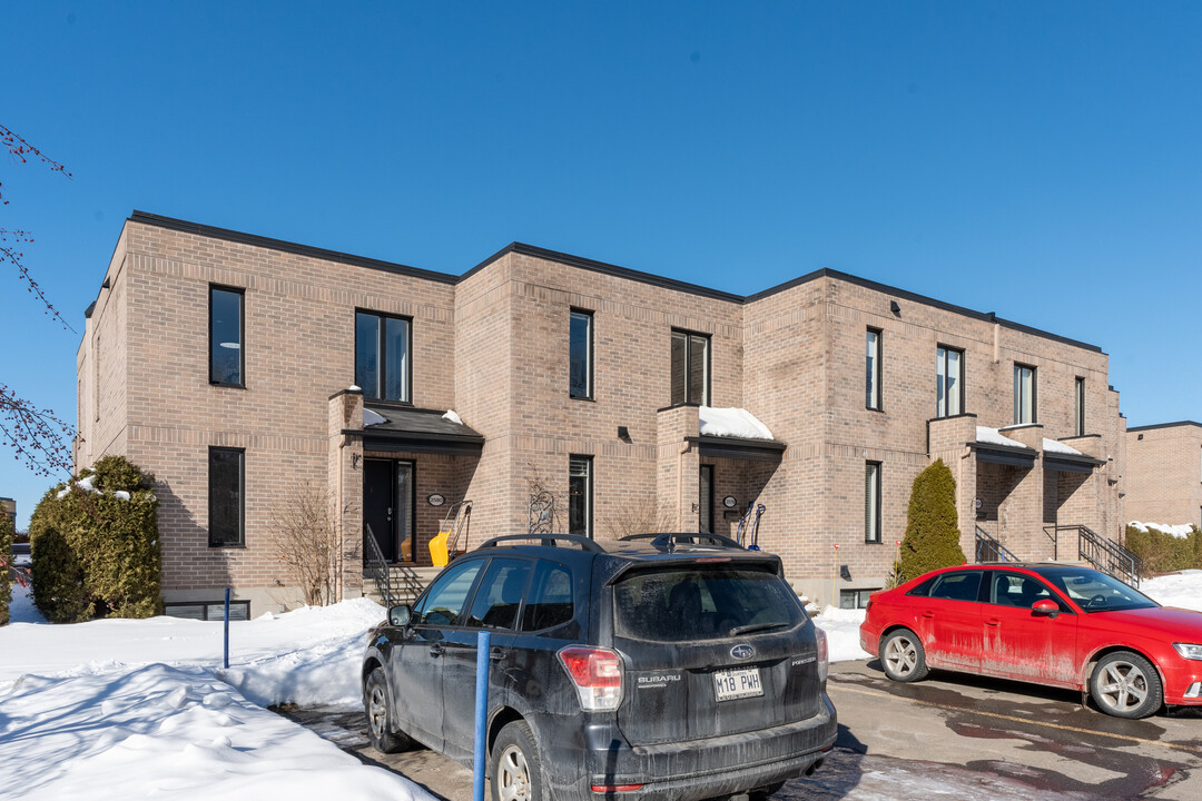 2580 Des Berges St in Lévis, QC - Building Photo