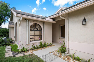 10828 Stafford Cir N in Boynton Beach, FL - Foto de edificio - Building Photo
