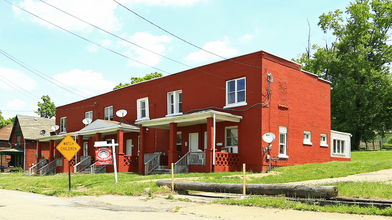 705-715 Lee Ave in Farrell, PA - Building Photo