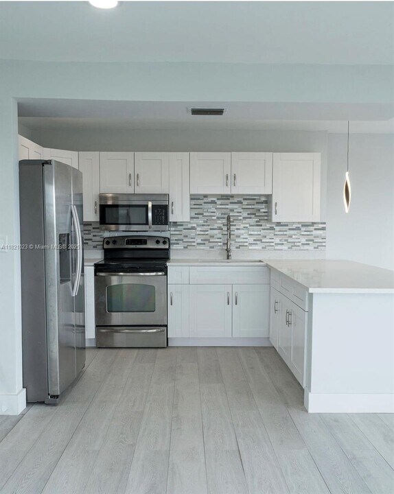 4174 Inverrary Dr, Unit 802 in Lauderhill, FL - Building Photo