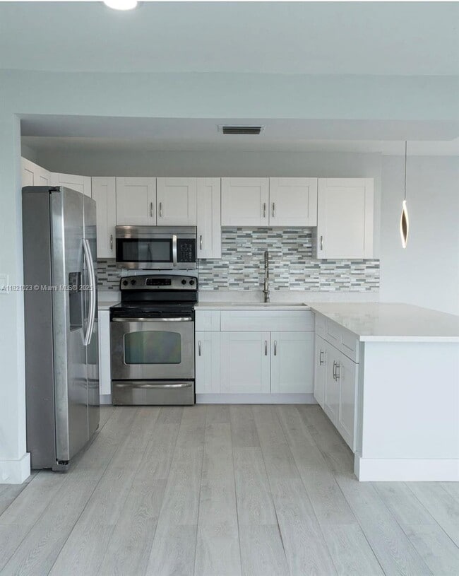property at 4174 Inverrary Dr