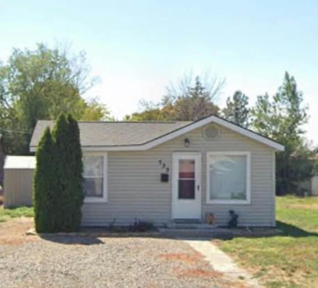 property at 735 3rd Ave N